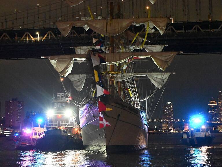 El Buque escuela Cuauhtémoc, de la Secretaría de Marina de México, chocó contra el puente de Brooklyn durante una maniobra de salida en el puerto de Nueva York.