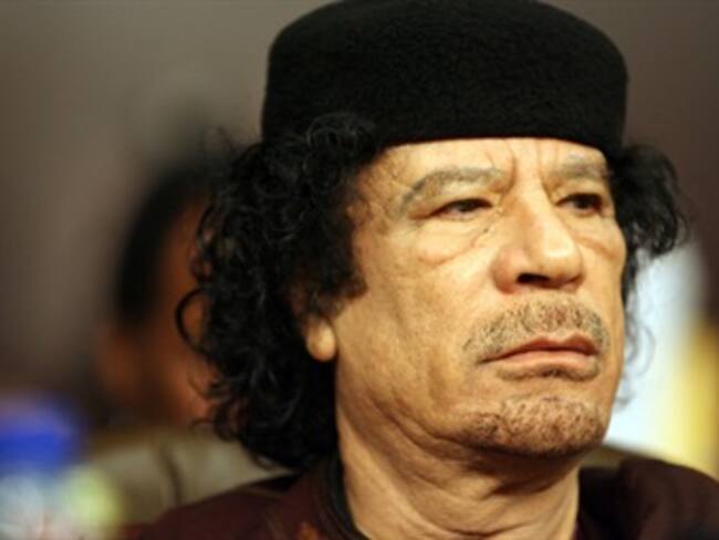 Gaddafi llama a libios a quitarle las armas a los manifestantes