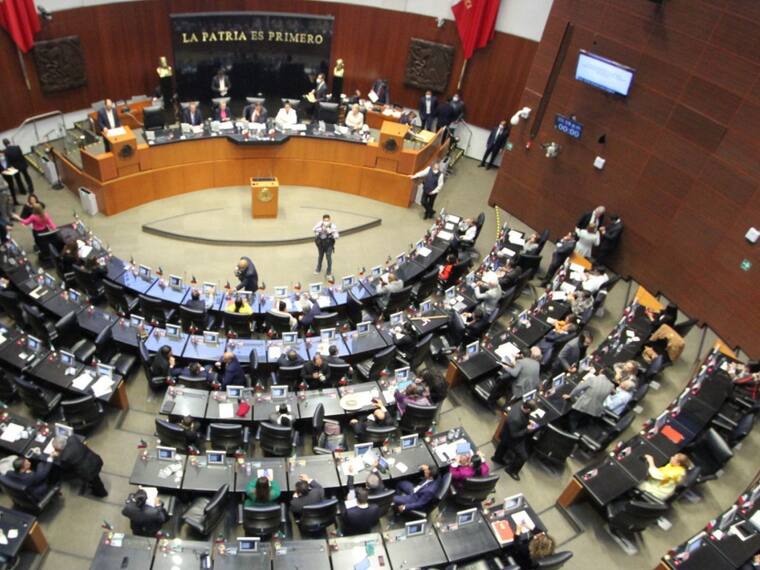 Les renunció un senador del PAN.