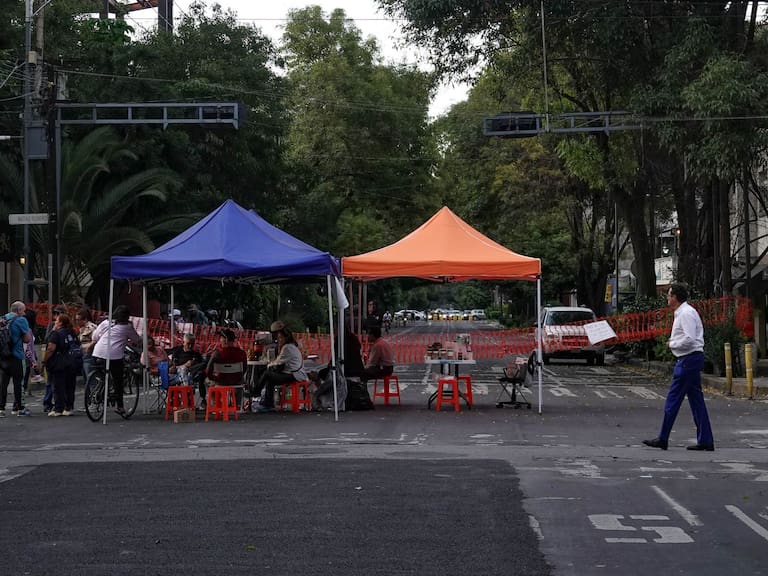 Bloqueo por parte de vecinos de la Colonia del Valle, quienes buscan pronta atención por parte de las autoridades en los supuestos casos despojo en casas y departamentos.