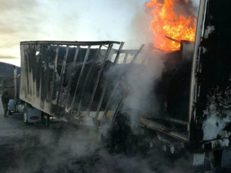 Incendio en tráiler para por completo circulación en carretera Guadalajara-Tepic