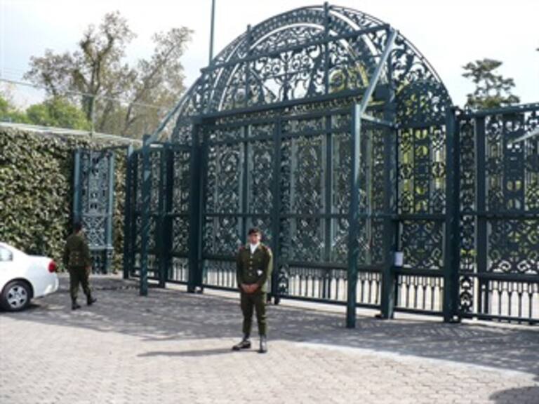 Soldados del EMP portan chalecos antibalas en Los Pinos