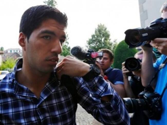 Mantienen sanción a Suárez, pero ya puede entrenar