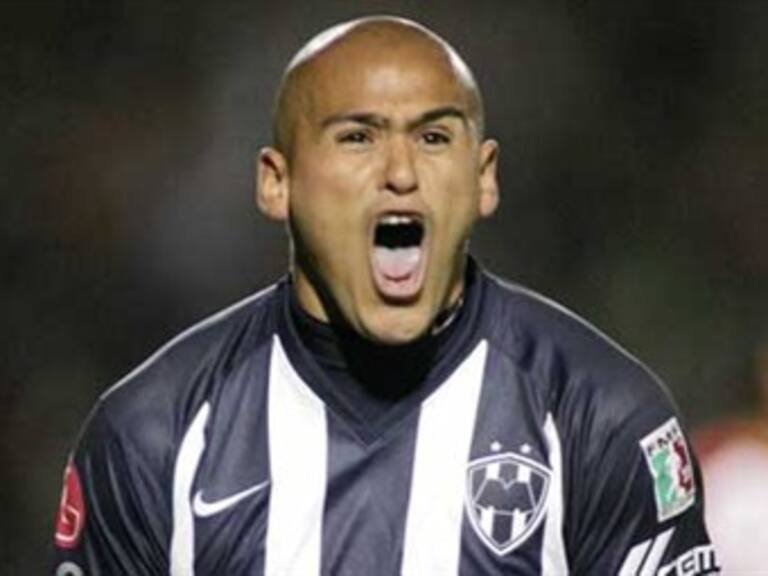 Sufre Monterrey baja del chileno Suazo para la ida ante Xolos