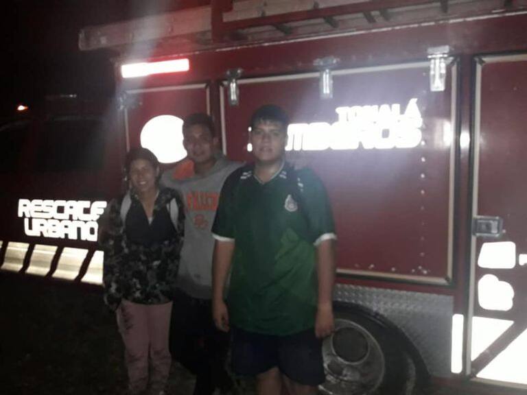 Rescatan a tres jóvenes perdidos en la barranca de Colimilla