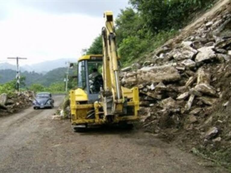 Rehúsan vecinos dejar viviendas en zona del deslave