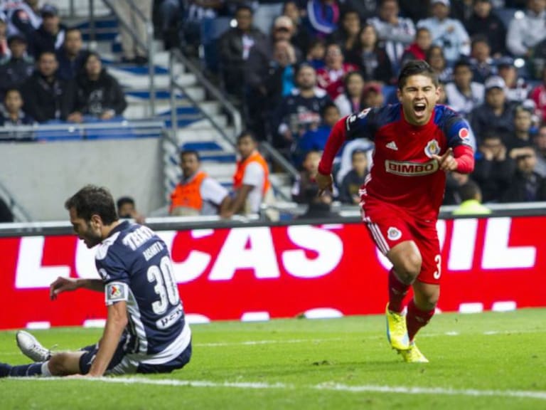 Chivas acabó con el invicto del líder Monterrey en su nuevo estadio