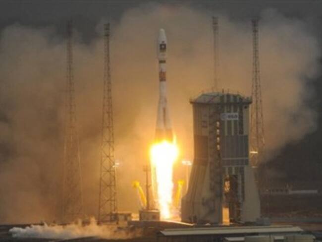 Despega cohete ruso Soyuz con tres astronautas y la antorcha olímpica