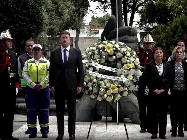 Clara Brugada rinde homenaje a víctimas de los sismos CDMX y anuncia refuerzo de construcciones