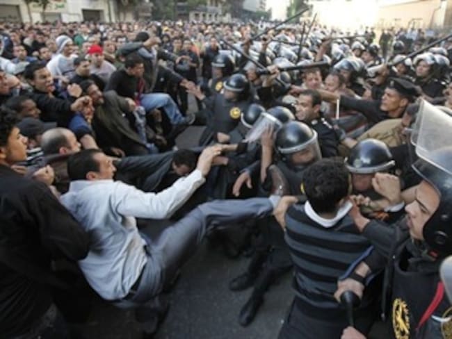 Egipto: manifestantes expulsan a policía de plaza de El Cairo