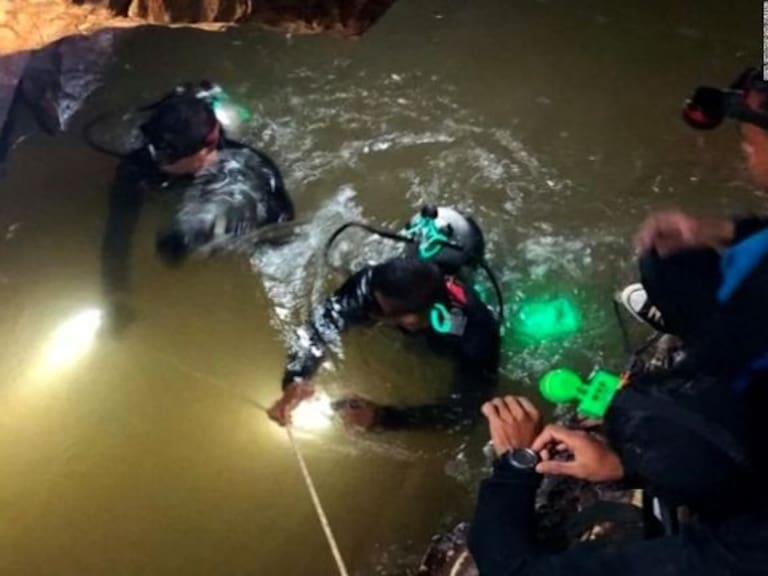 Rescatan a 12 niños y entrenador de una cueva en Tailandia