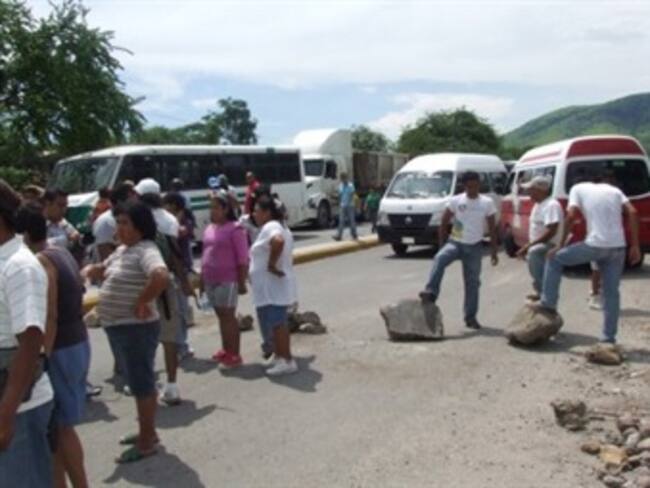 Bloquean transportistas el centro de Cuernavaca