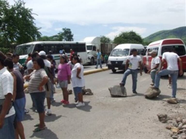 Bloquean transportistas el centro de Cuernavaca