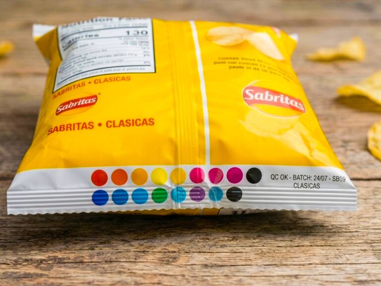 Los puntos o barras de colores en las envolturas permiten a las imprentas verificar la fidelidad del color y el registro del empaque.