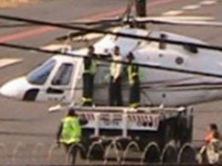 Presenta fallas en tren de aterrizaje helicópetro desplomado en AICM