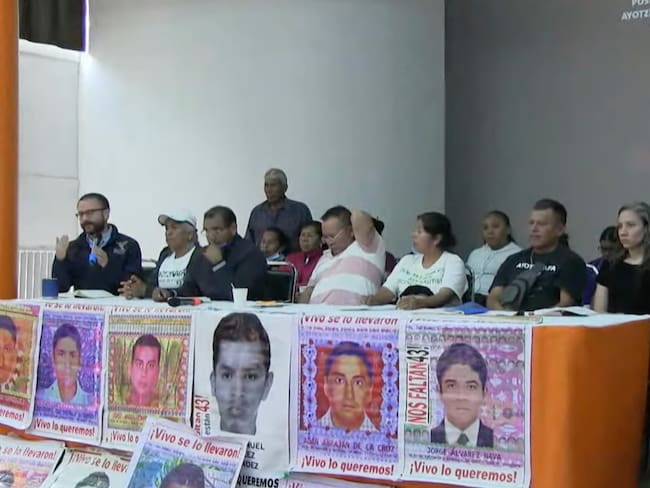 Familiares del caso Ayotzinapa se retiran de reunión con la SEGOB