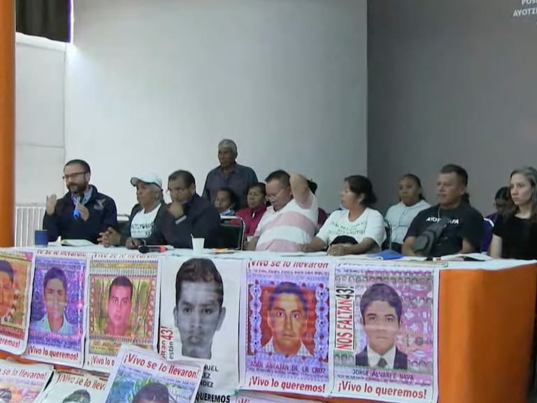 Madres y padres del caso Ayotzinapa en conferencia de prensa de último momento tras reunión con integrantes de la Comisión para la Verdad y Acceso a la Justicia.