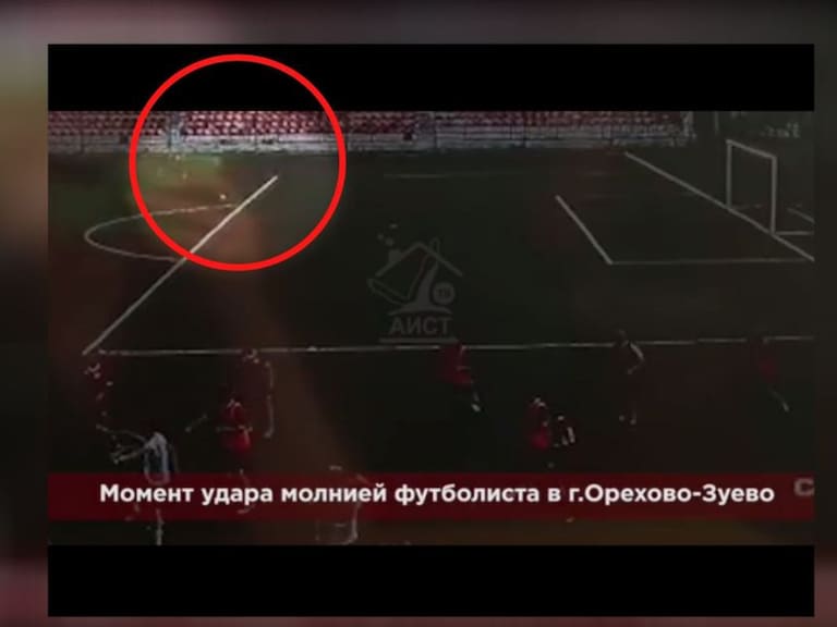 Captan el momento en que un rayo impacta en un futbolista en Rusia
