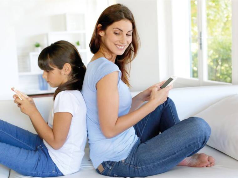 ¿Cómo saber cuándo es un buen momento para darle un celular a tu hijo?