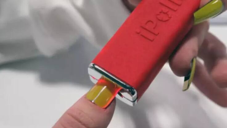 Tecnología y belleza se unen en uñas que cambian de color en segundos desde una app