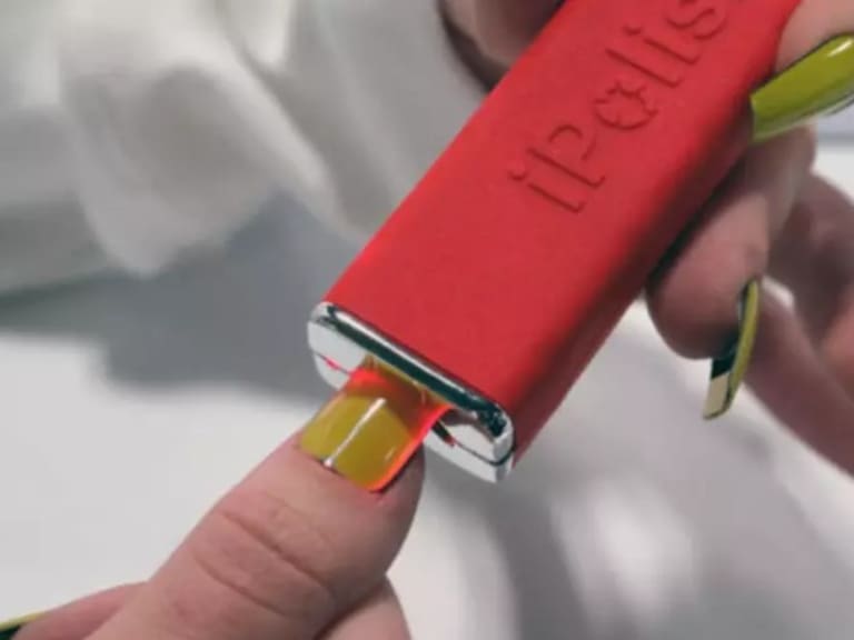 Tecnología y belleza se unen en uñas que cambian de color en segundos desde una app