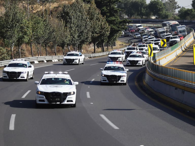 Patrullas de la Guardia Nacional vigilan la carretera a Cuernavaca