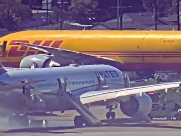 Evacúan avión de United en LAX tras incendio en motor durante vuelo a Nueva Jersey. X