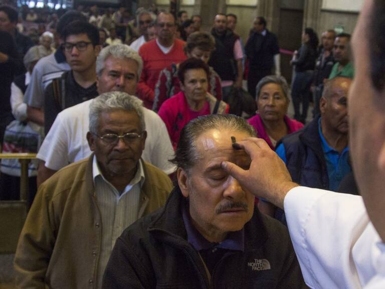 ¿Cuándo cae miércoles de ceniza y por qué se pone una cruz en la frente?