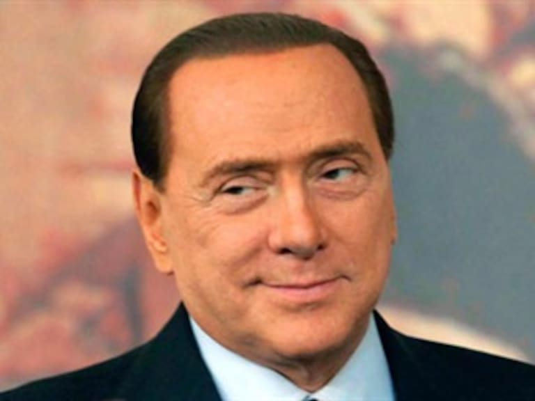 Pide Berlusconi indemnización a revista que publicó fotos con mujeres