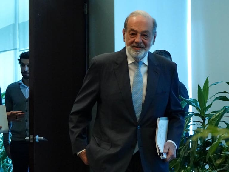 Carlos Slim es cuestionado por su riqueza y nexos políticos