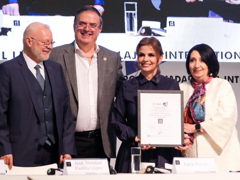 Marcelo Ebrard entrega certificado "Hecho en México" a la FIL Guadalajara