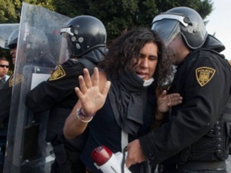Liberan a estudiantes detenidos por disturbios del 2 de octubre