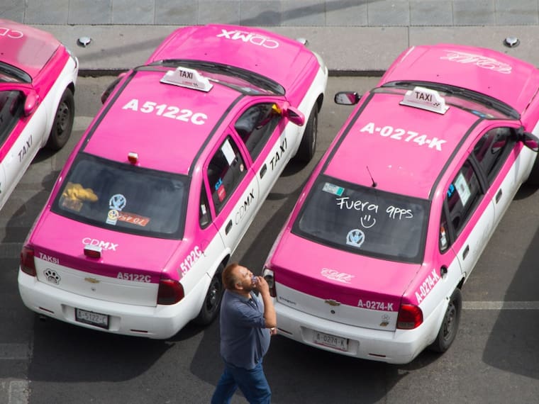 Caos por los bloqueos de taxistas en varios puntos de la Ciudad de México.