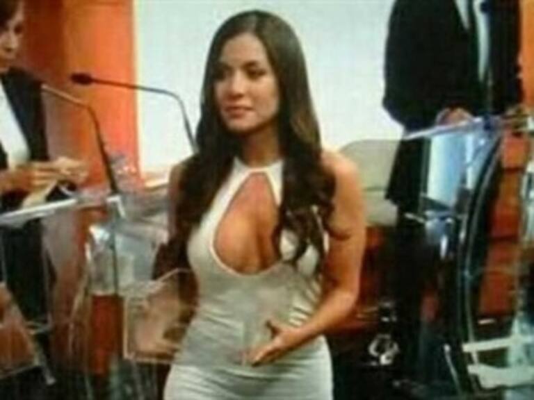 Acapara miradas edecán del IFE en debate presidencial