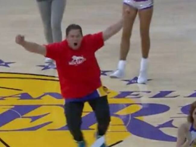 Hombre encesta desde media cancha ¡y gana 95 mil dólares!