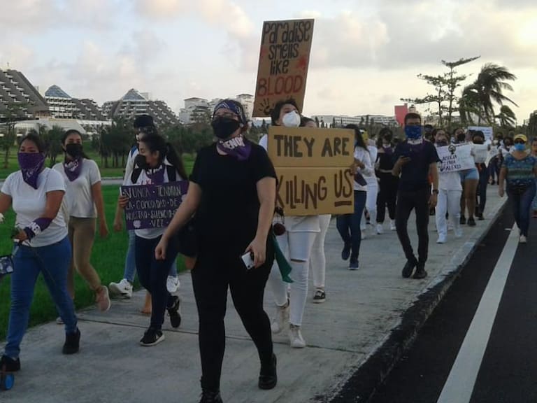 Hartas de la violencia, mujeres marchan por zona hotelera de Cancún
