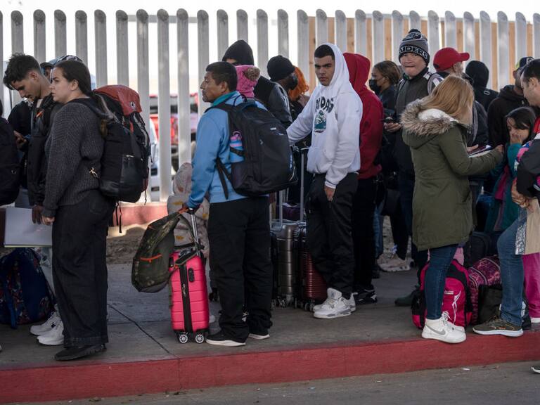 El gobierno mexicano anunció la creación del programa “México te abraza”, que busca apoyar a los connacionales deportados con recursos.