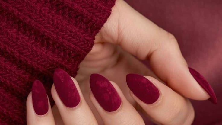 Uñas velvet: el acabado aterciopelado que transforma los colores de otoño