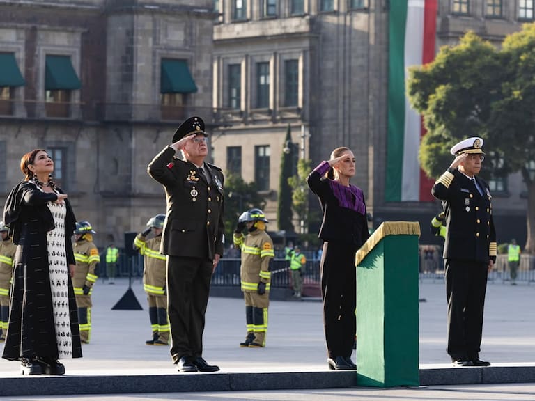 La presidenta Claudia Sheinbaum rindió honores a las víctimas de los sismos de 1985 y 2017 durante una ceremonia realizada en el Zócalo de la Ciudad de México.