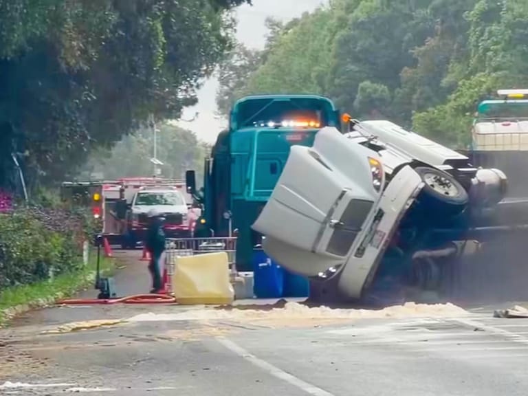 La autopista México–Cuernavaca permanece cerrada en dirección de norte a sur debido a la volcadura de transporte con sustancias químicas.