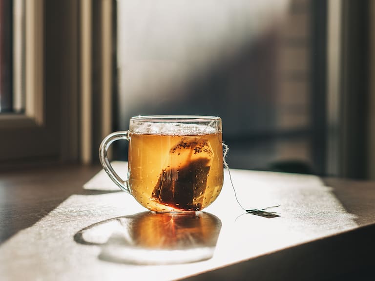 Las bolitas de té están fabricadas con materiales que desprenden microplásticos.