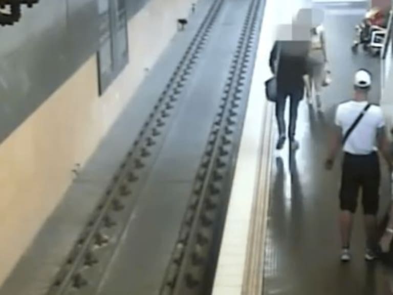 Video: Joven arroja a desconocido a las vías del metro