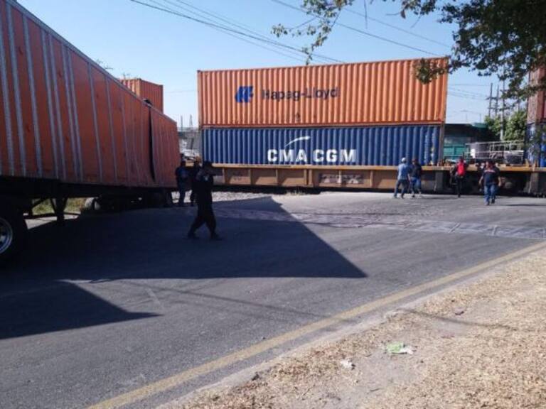 Choca camioneta contra el ferrocarril en Lagos de Moreno