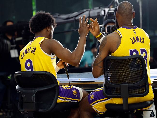 LeBron y Bronny James hacen historia al jugar juntos en la NBA