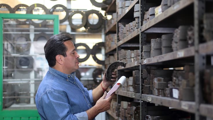 Pedidos manufactureros se estancan en julio y reflejan cautela en la industria
