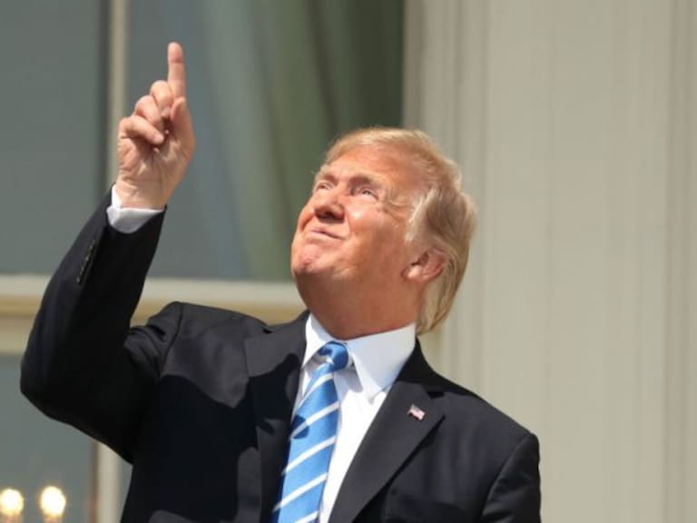 Donald Trump observa el eclipse solar sin protección