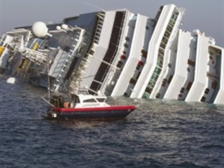 Suspenden labores de rescate en crucero por mar agitado