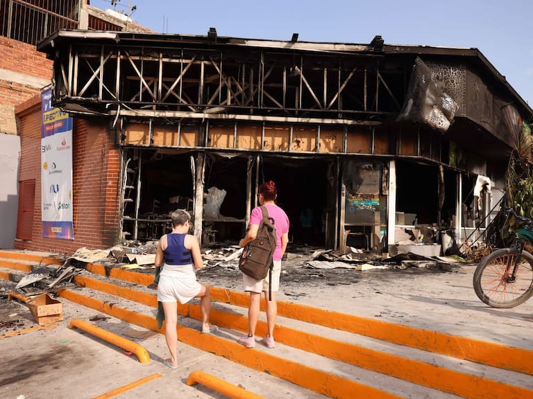 Decenas de autos, camiones y negocios fueron quemados por parte del crimen organizado por la muerte del líder criminal “El Mencho”, quien fue abatido en un operativo.