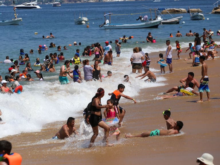 Cientos de turistas arriban cada año a las playas durante las vacaciones de Semana Santa, de ahí la prevención y alerta de Protección Civil.