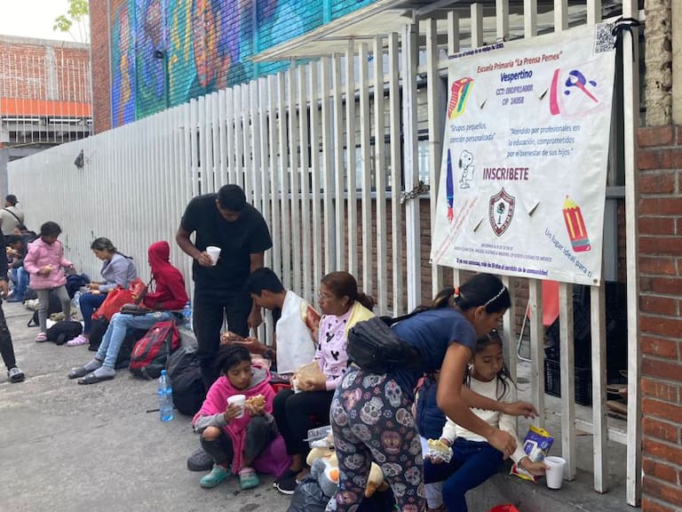 Migrantes saturan albergue Cafemin y ocupan vía pública
